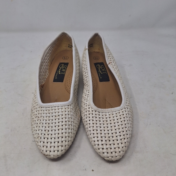 Soft Flexible By Highlights Vintage White Eyelet Faux Leather Pumps Boho Sz 5.5 - Picture 2 of 10